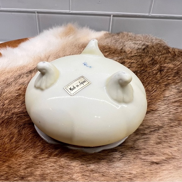 Vintage Porcelain Trinket Box Footed Handpainted Courting Couple Made in Japan - Picture 5 of 10